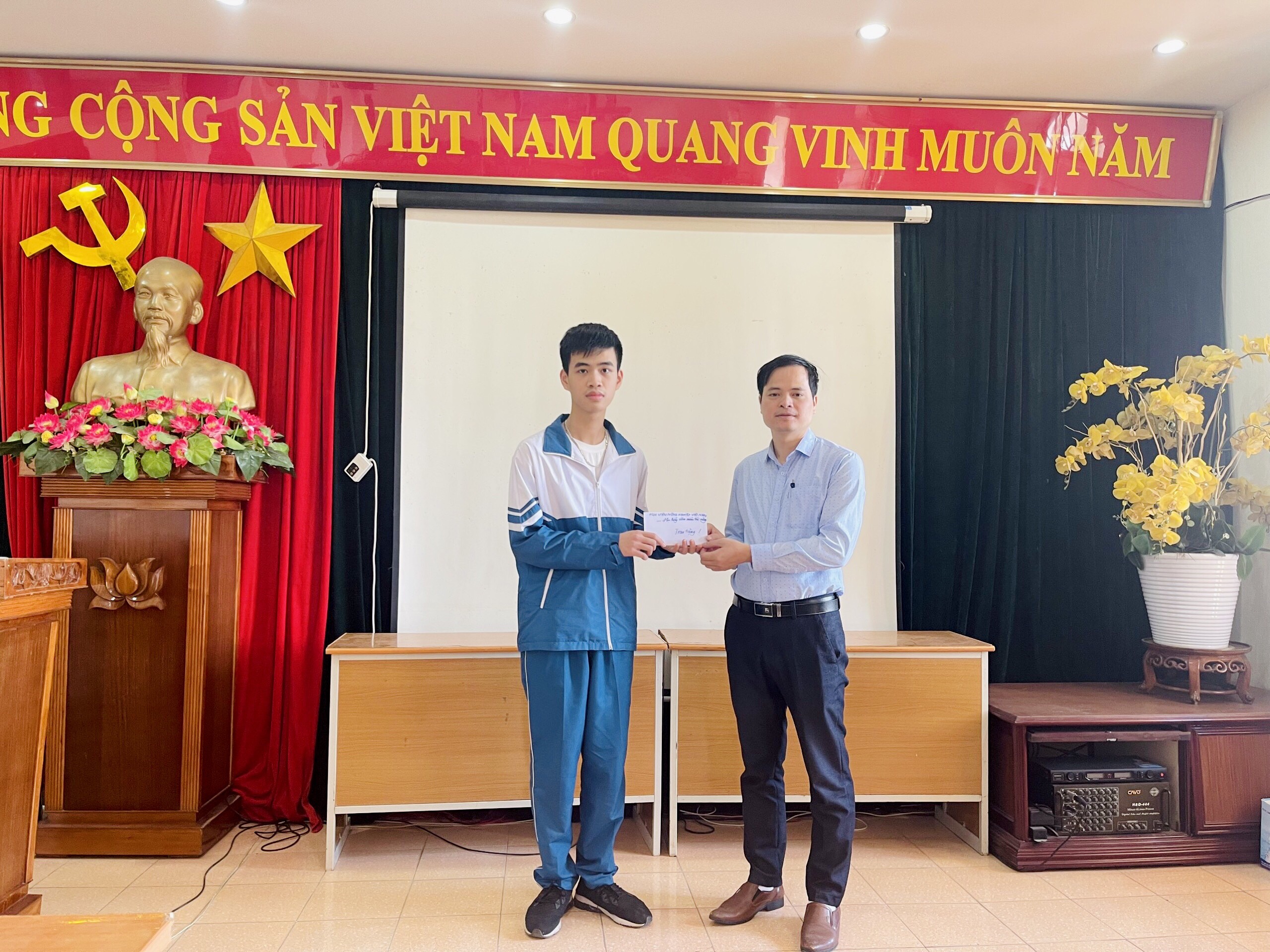 Bạn Vũ Đức Trung - 12 Lý xuất sắc nhận Học bổng Ươm mầm Tài năng của Học viện Nông nghiệp Việt Nam.